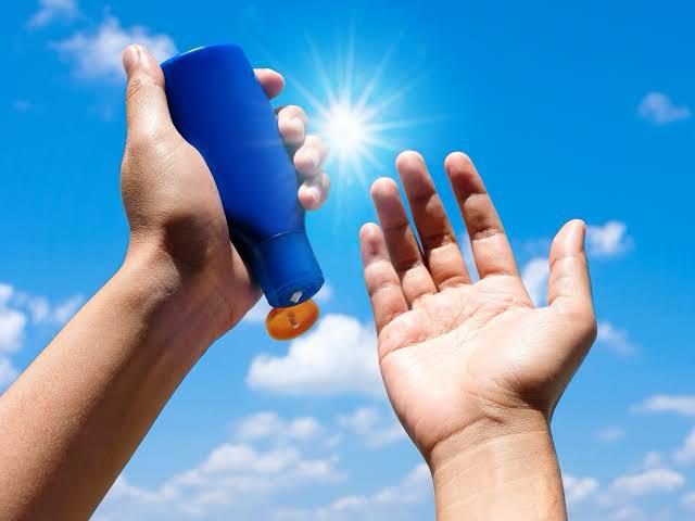 Debido al alza de temperaturas se exhorta a la población a hacer uso del protector solar