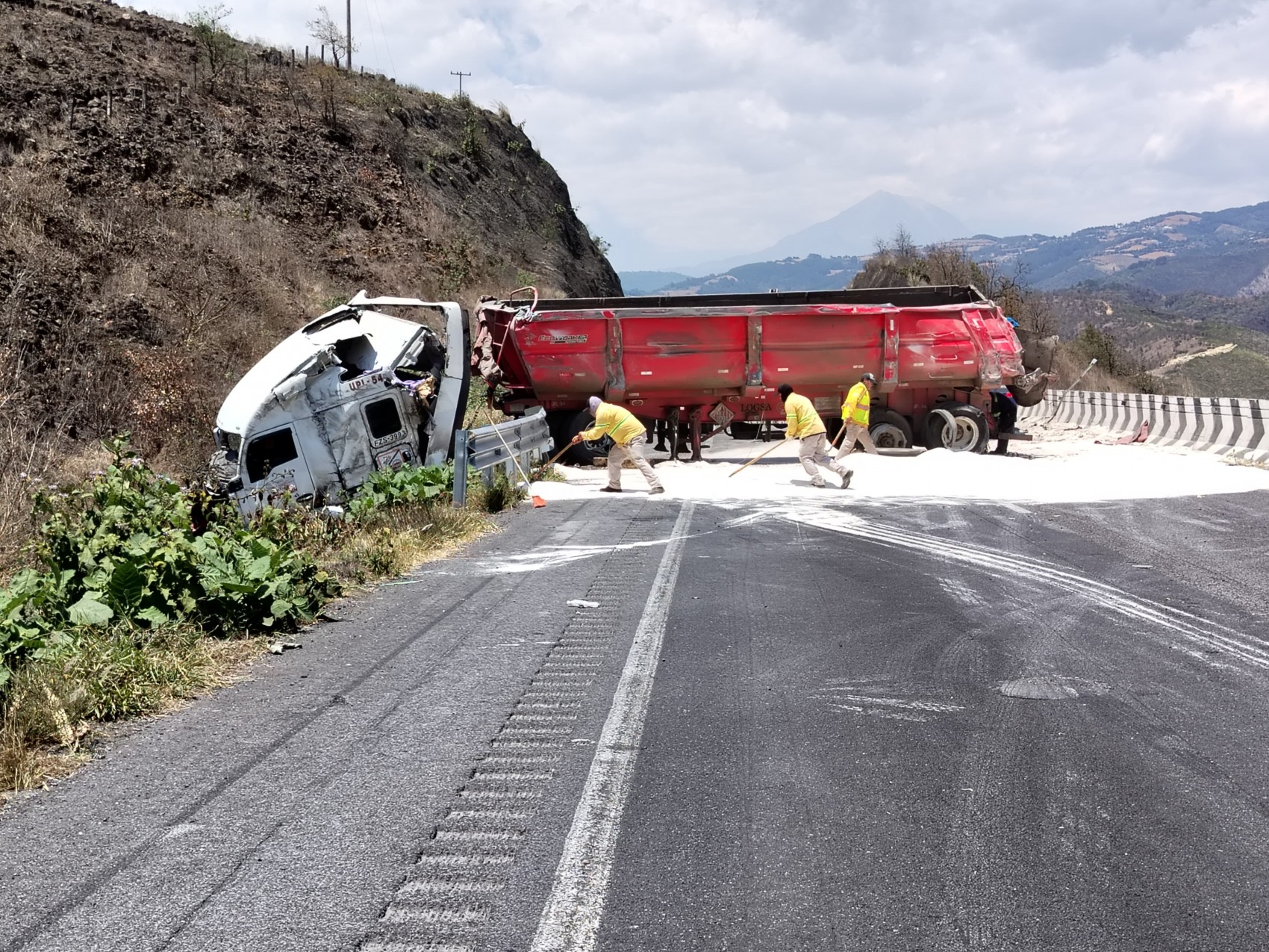 Identifican a conductor de camioneta fallecido en accidente en las cumbres de Maltrata
