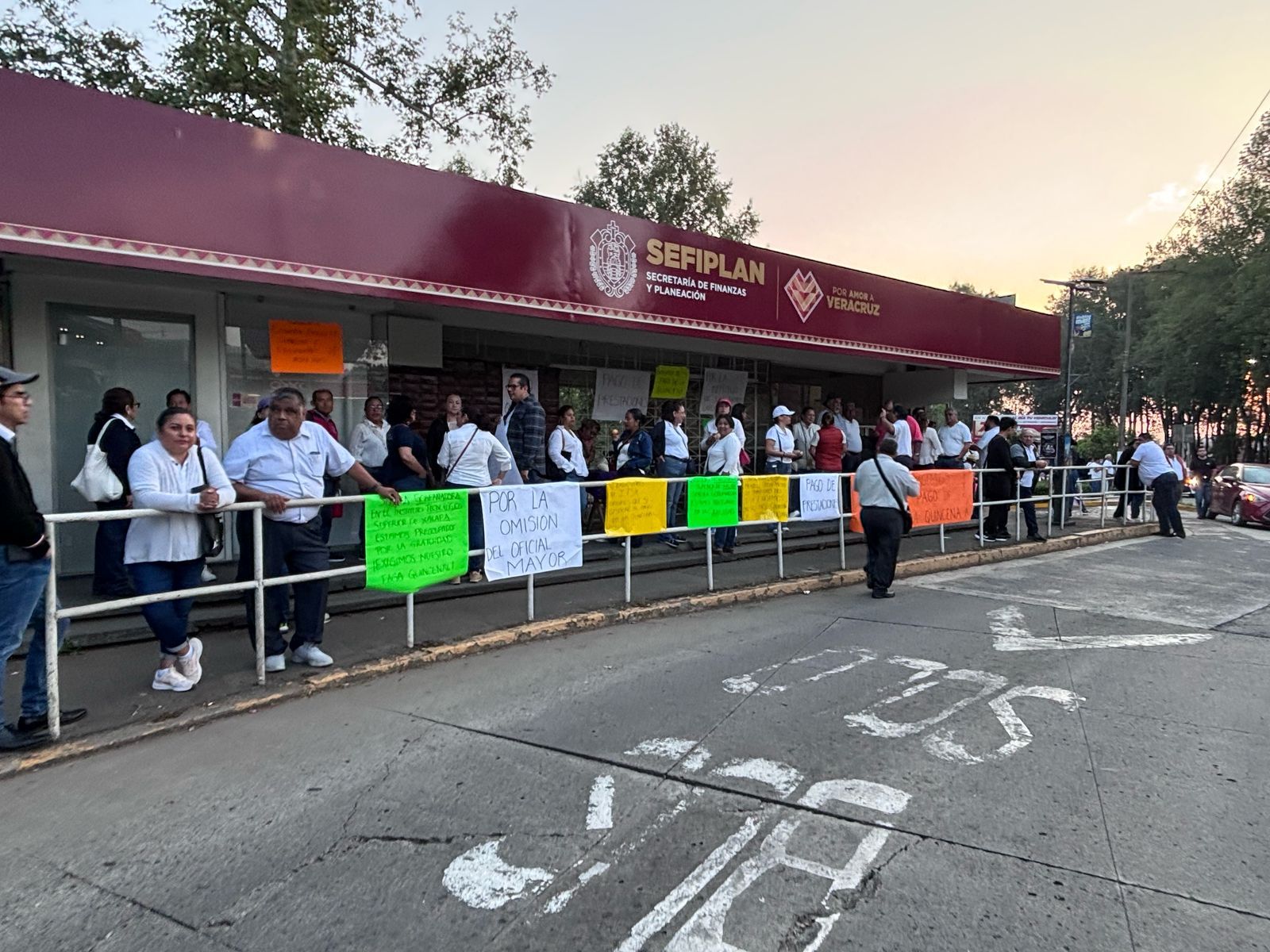 Trabajadores del Tecnológico de Xalapa denuncian falta de pago de quincena, toman Sefiplan