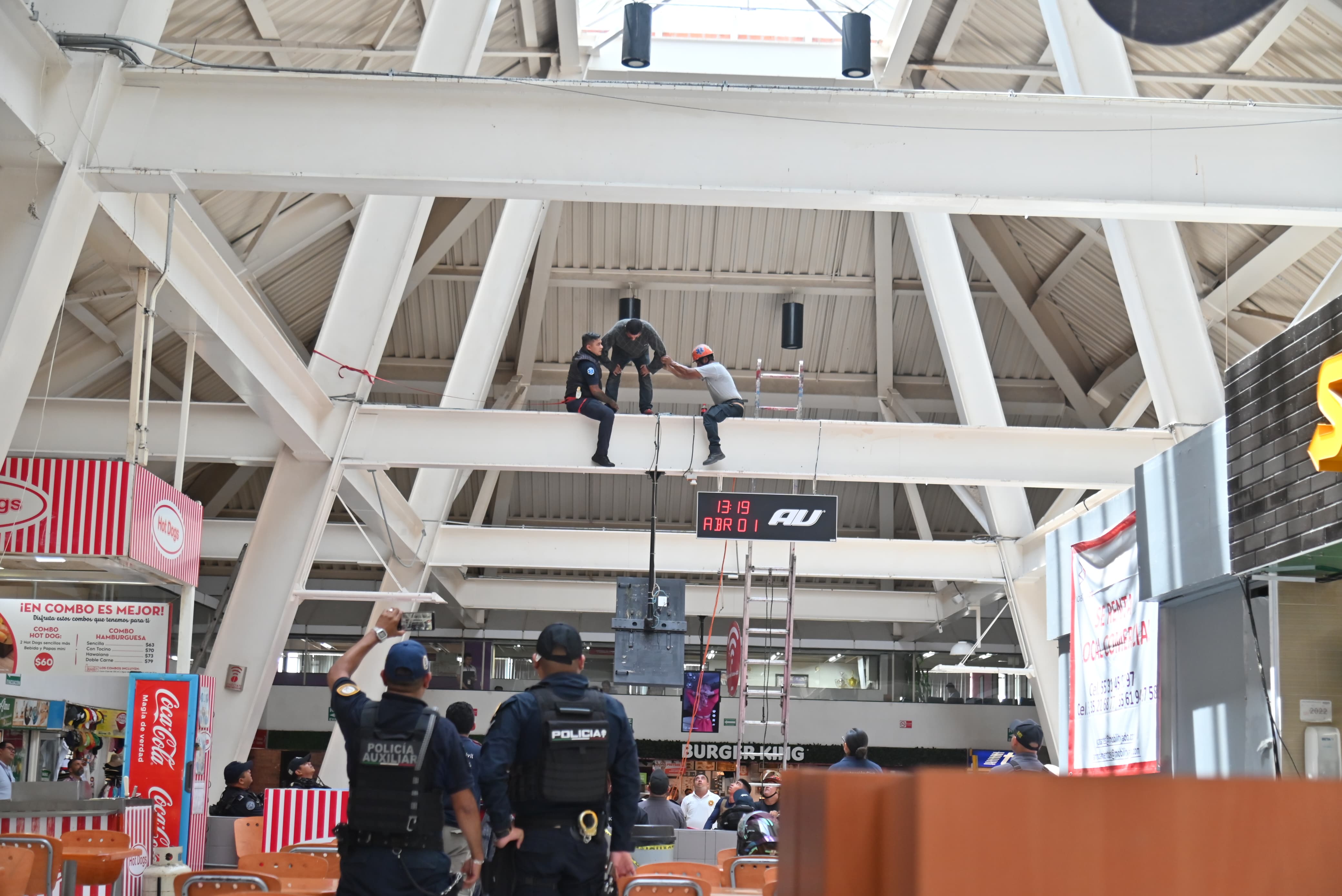 Hombre sube a una estructura de 10 metros en CAXA y causa alarma