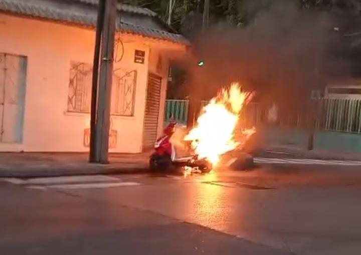 Arde motoneta en colonia centro de Orizaba