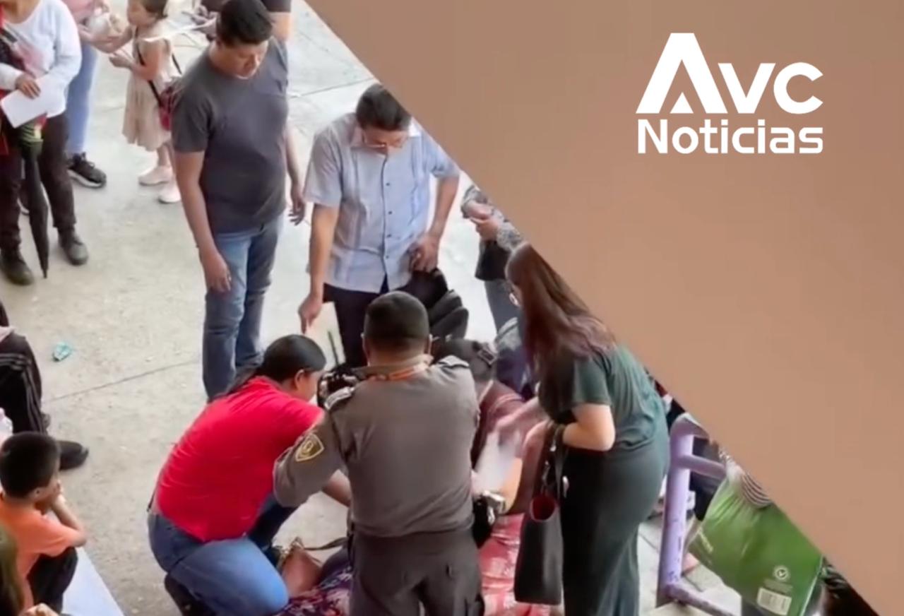Mujer sufre desmayo por golpe de calor al hacer cola de más de 200 pacientes en el Crisver