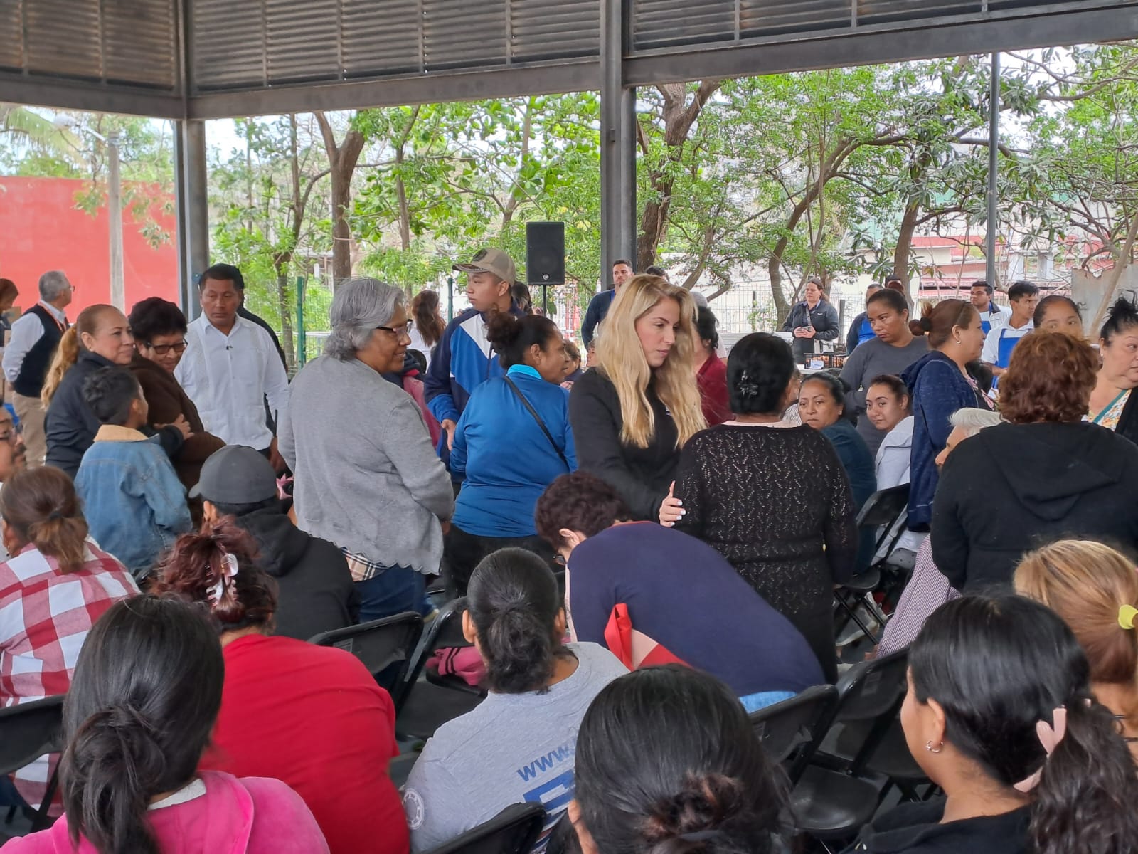 Alcaldesa lleva el “mercadito pa’ti, pa’tu mesa” a la colonia Florida de Veracruz