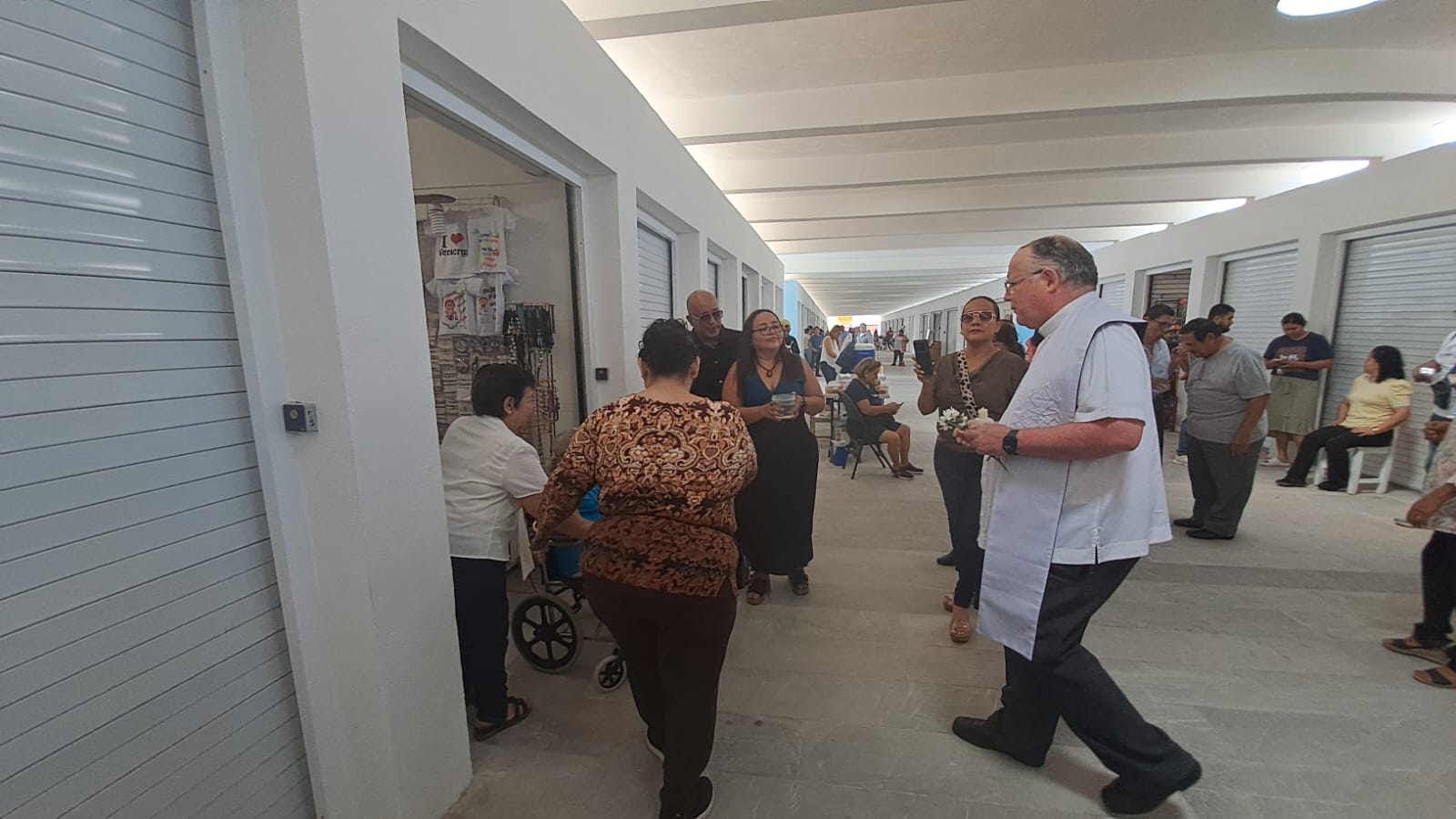 Obispo bendice los locales nuevos del mercado de artesanías del malecón de Veracruz