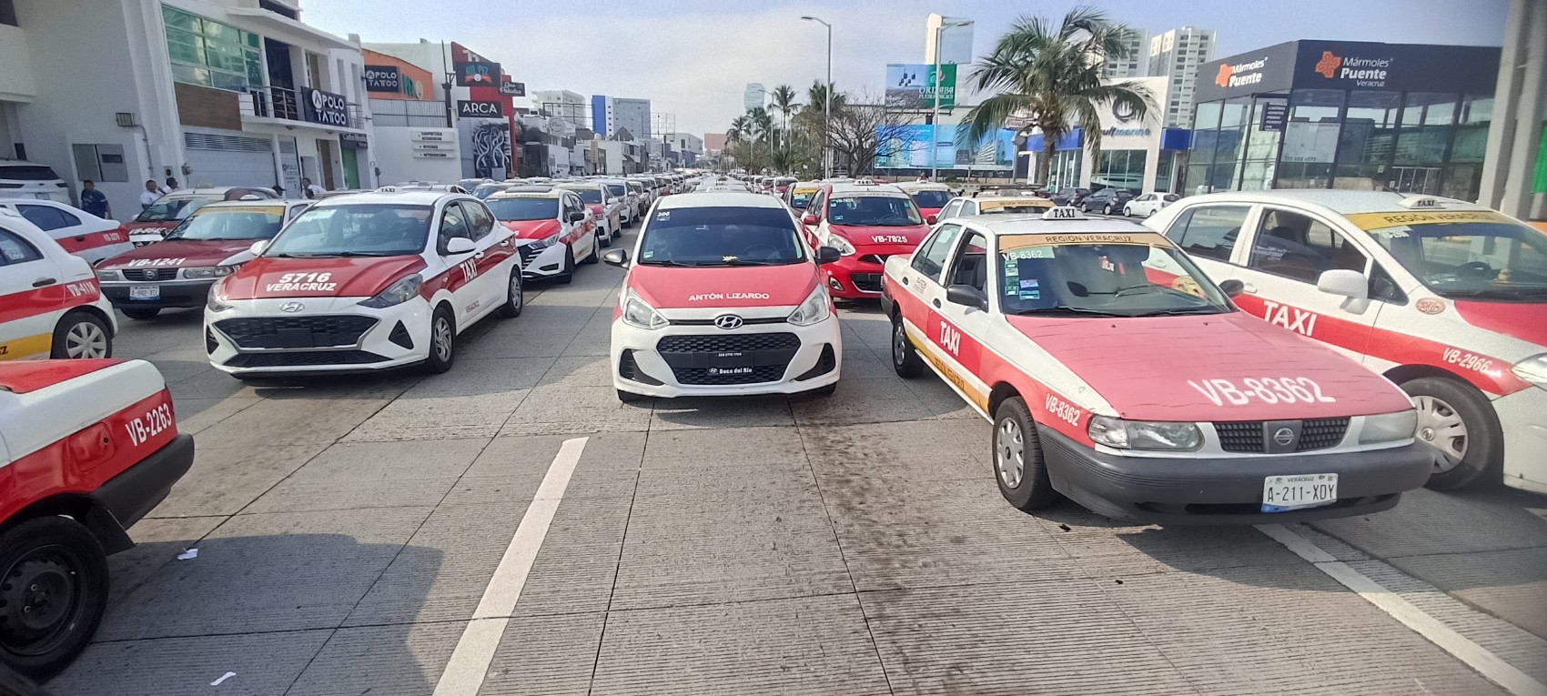 Taxistas bloquean entrada al puerto de Veracruz, exigen modificación de tarifas