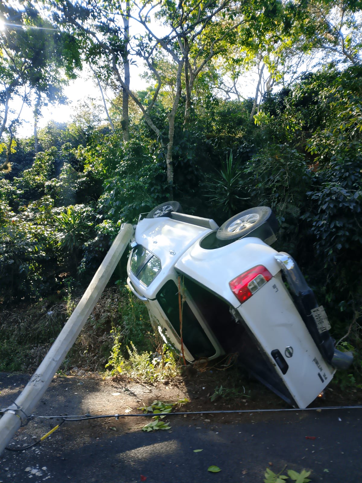 Vuelca camioneta en la carretera Huatusco-Conejos