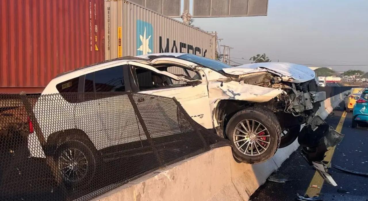 Camioneta termina sobre el muro en la autopista Veracruz-Cardel tras esquivar a un tráiler