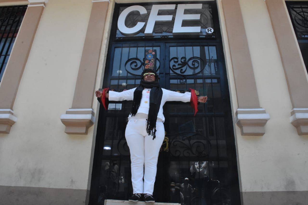 Se crucifica para exigir a CFE cobro justo por el servicio de energía eléctrica