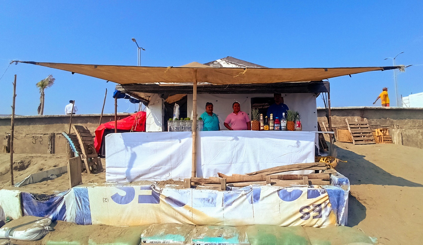 En la playa La Bamba los palaperos están listos para recibir a miles de turistas en estas vacaciones