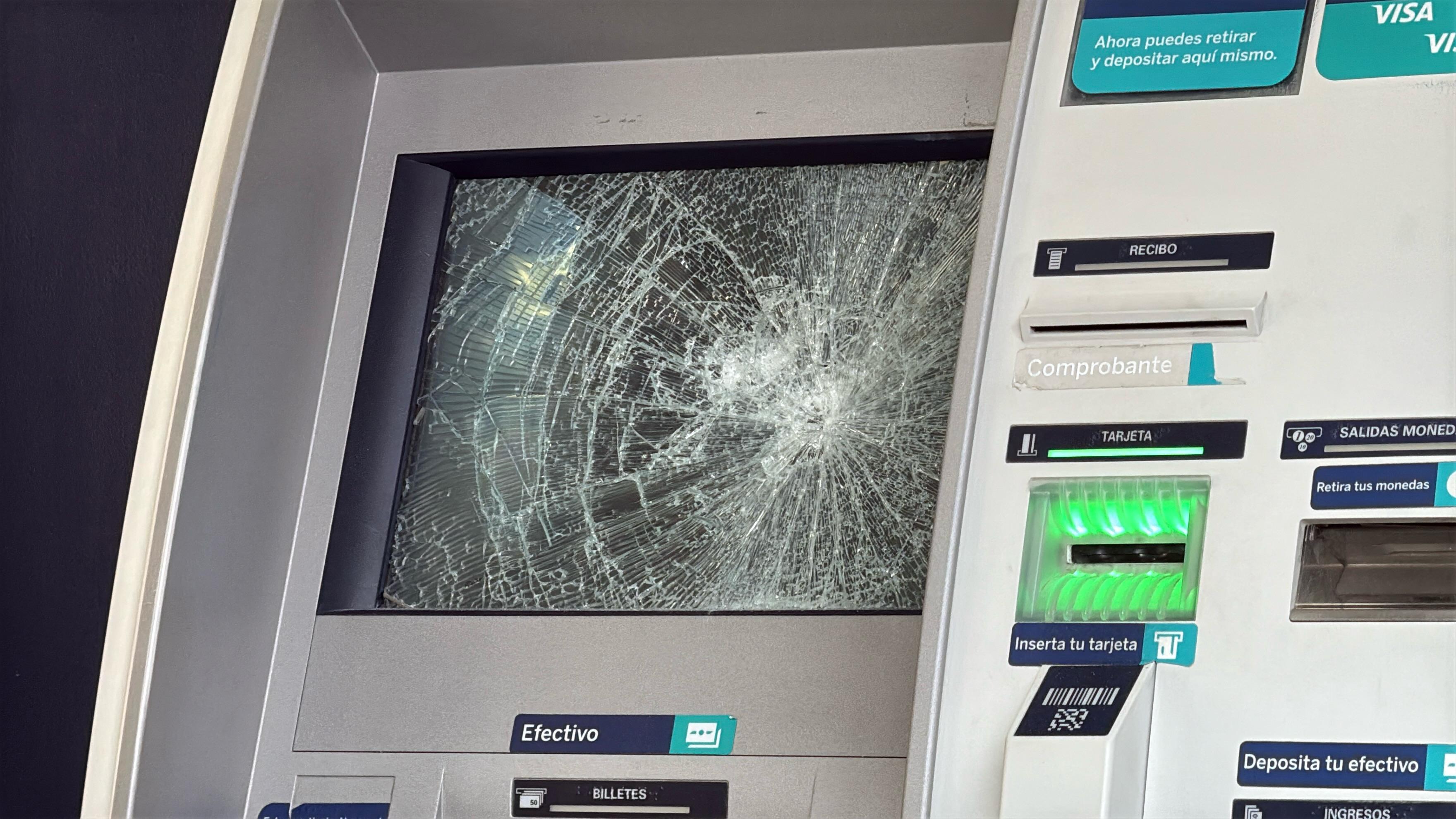 Vandalizan cinco cajeros de BBVA frente a Palacio de Gobierno en Xalapa
