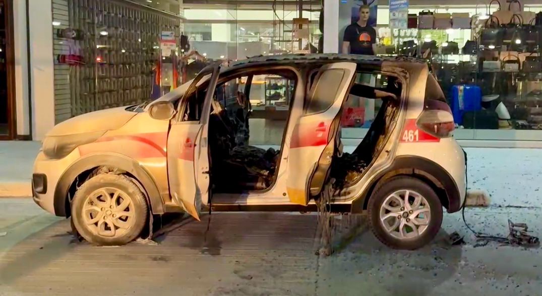 Queman dos taxis en plaza comercial de Poza Rica