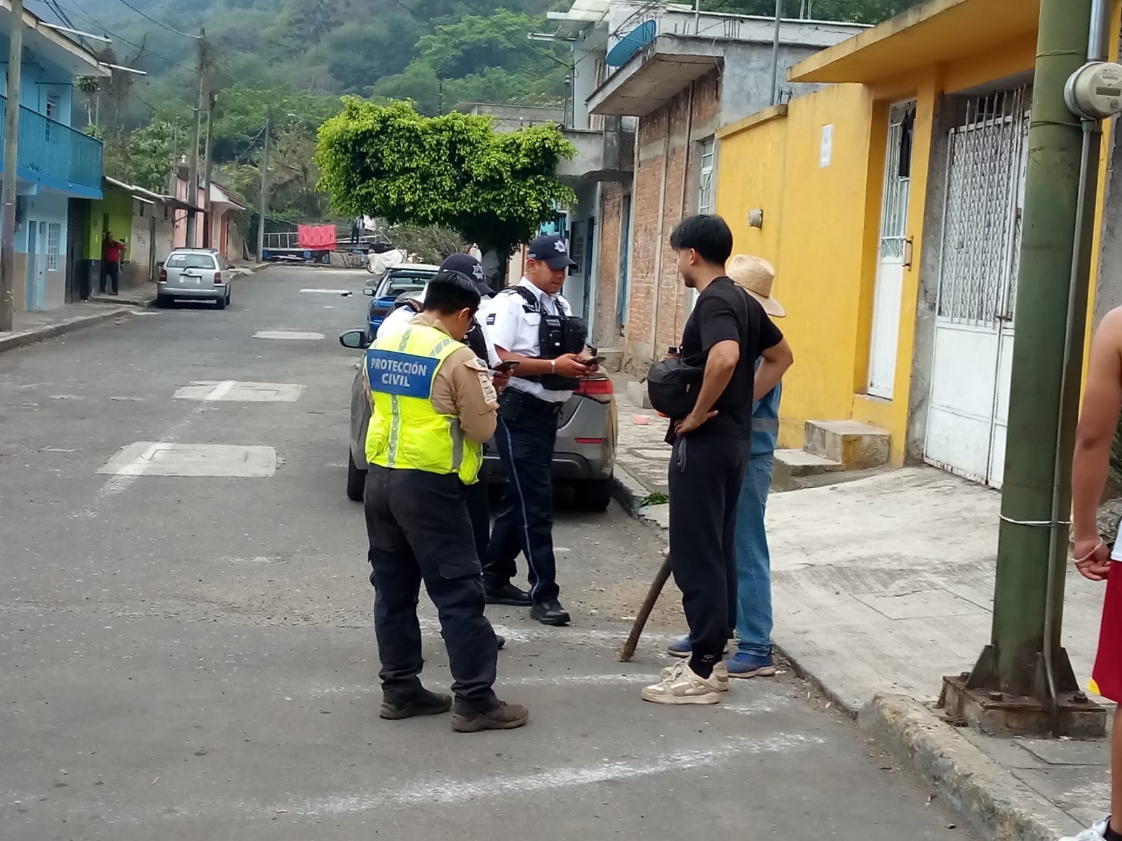 Rescatan a padre e hijo extraviados en el Cerro del Borrego, en Orizaba