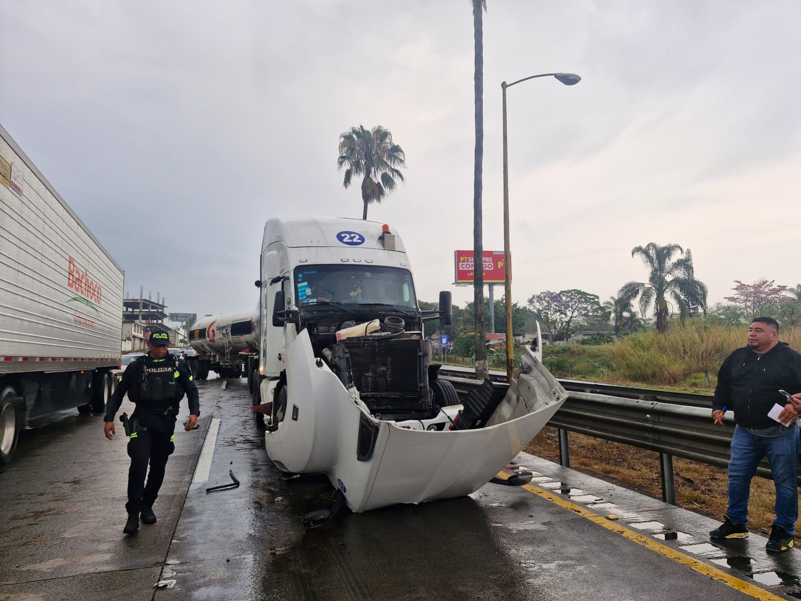 Chocan dos unidades de carga pesada en la autopista Veracruz-Puebla