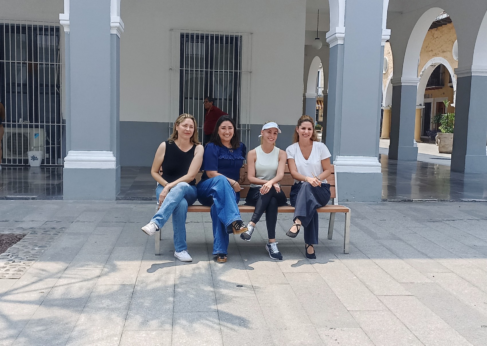 Instalan bancas en el zócalo de la ciudad de Veracruz