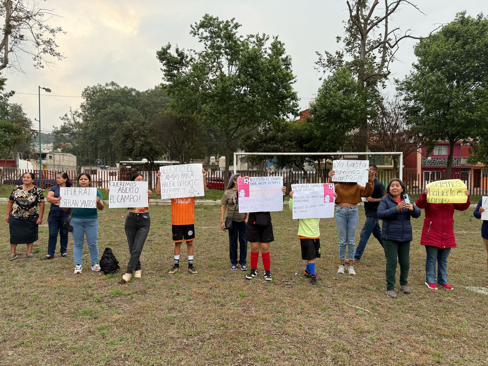 Vecinos toman Lázaro Cárdenas, exigen reapertura de la Unidad Deportiva La Lagunilla