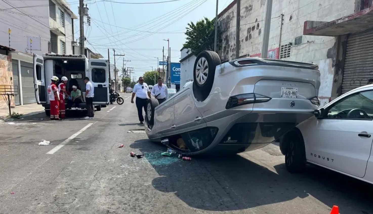 Auto volcado en el Centro de Veracruz deja turista lesionado
