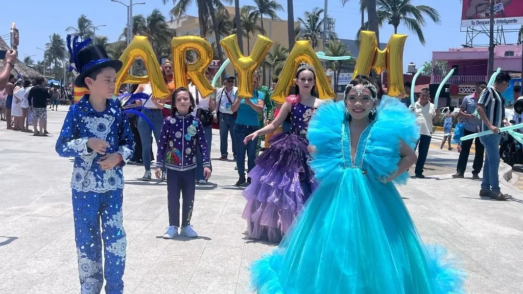 Presentan a los reyes infantiles del Carnaval de Veracruz 2025 con desfile en el bulevar