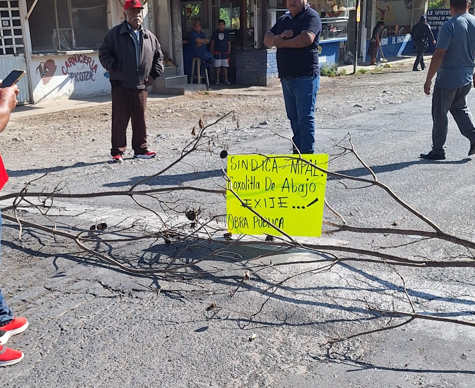 Pobladores bloquean la carretera Orizaba-Tehuacán en Acultzingo; exigen entrega de recursos para obras