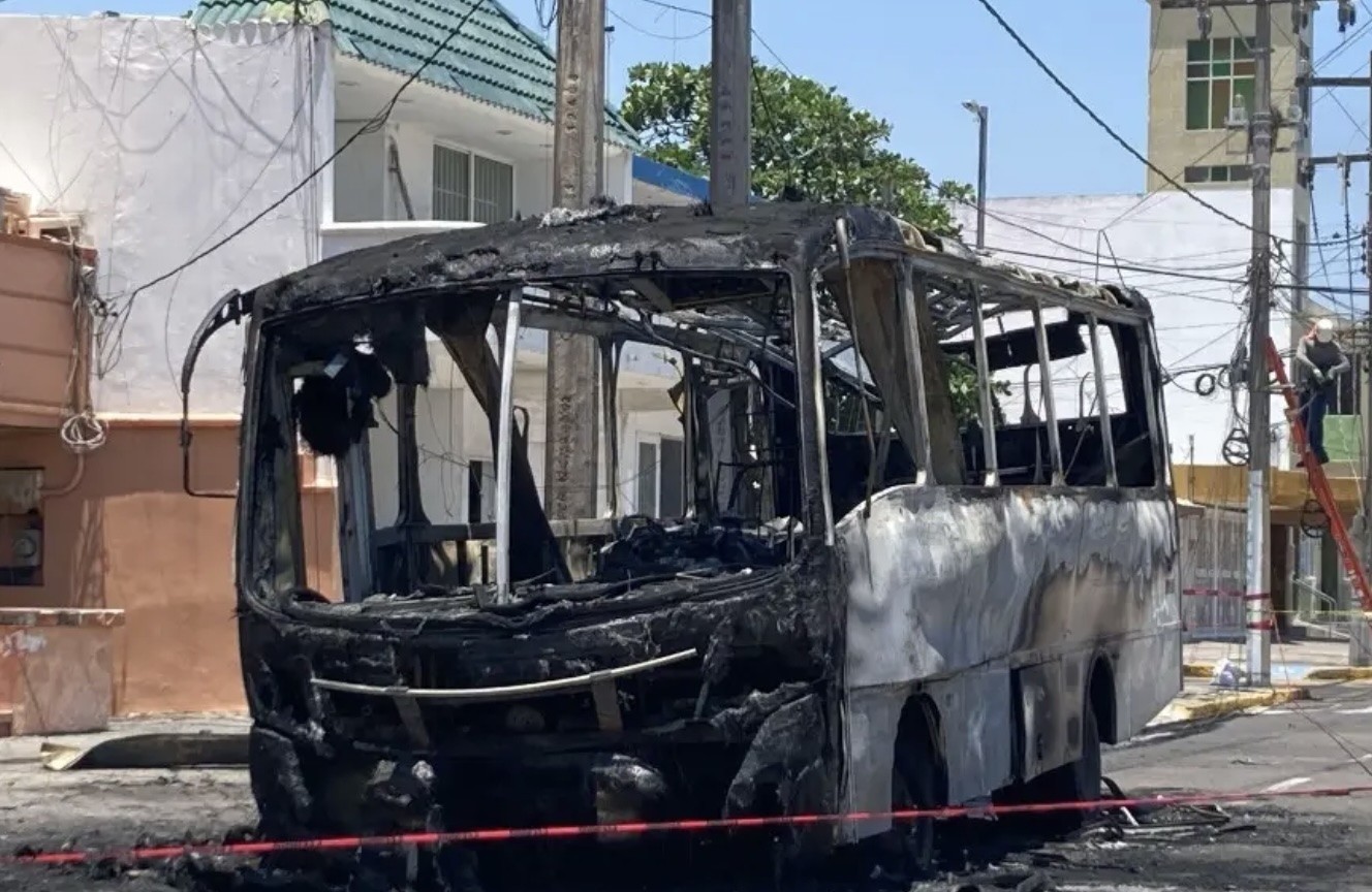 Autobús de pasajeros se incendia en avenida Flores Magón de Veracruz; no hay heridos