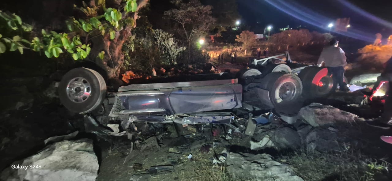 Vuelca tráiler cargado con frutas y verduras en la autopista Puebla-Orizaba