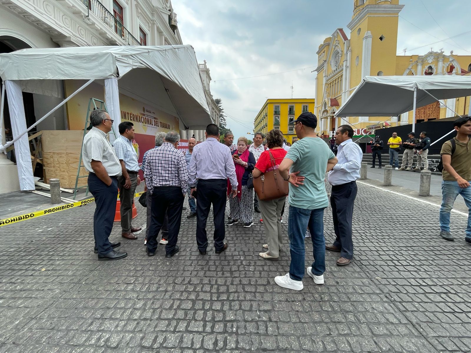 Jubilados bloquean el centro de Xalapa, reclaman a IPE retraso en el pago de su pensión