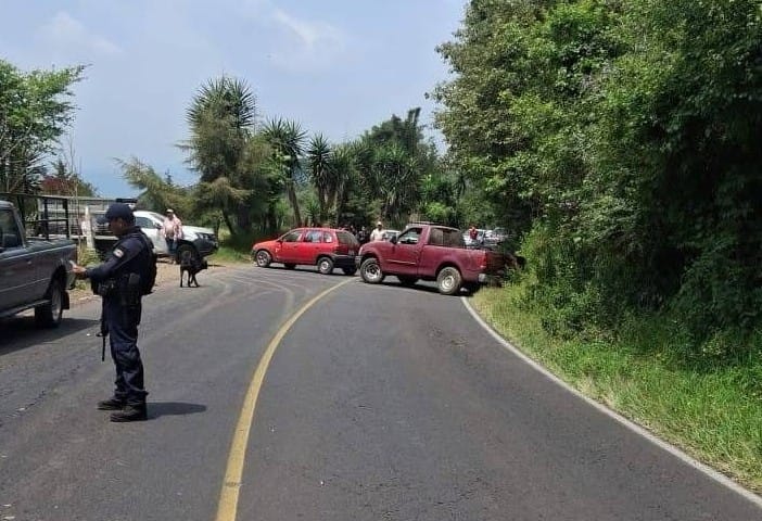 Bloquean carretera Banderilla-Misantla para denunciar intento de despojo de terreno de 36 hectáreas