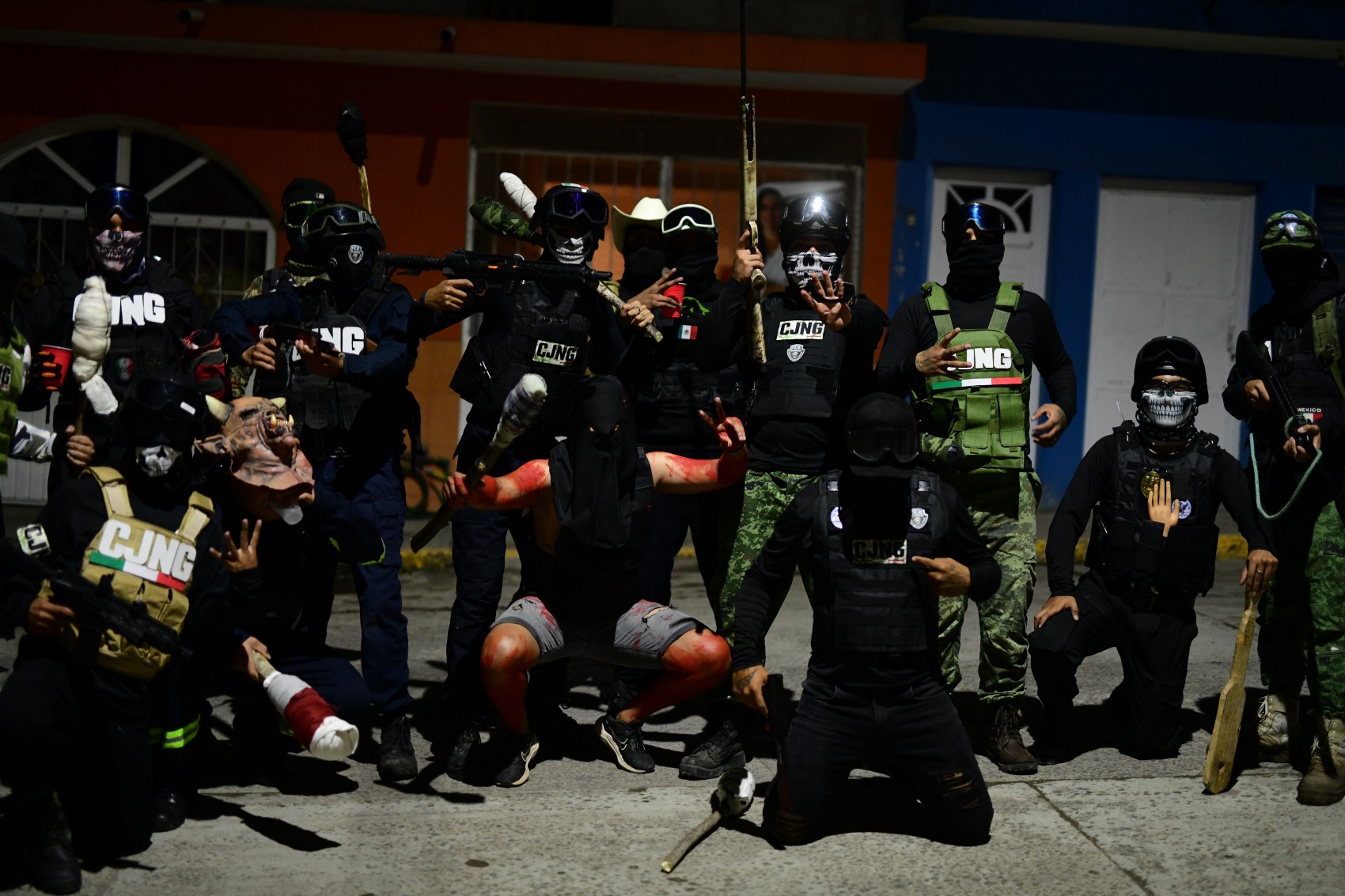 En carnaval en Tuzamapan, hombres se disfrazan de grupo criminal y queman piñata de Donald Trump
