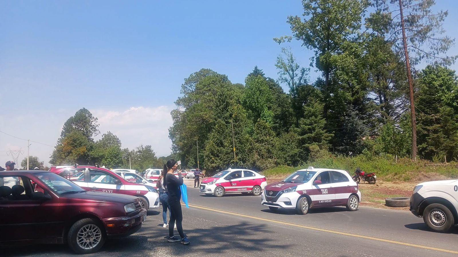 Taxistas bloquean carretera Xalapa-Perote, exigen localización de Sergio Montiel, desaparecido este domingo
