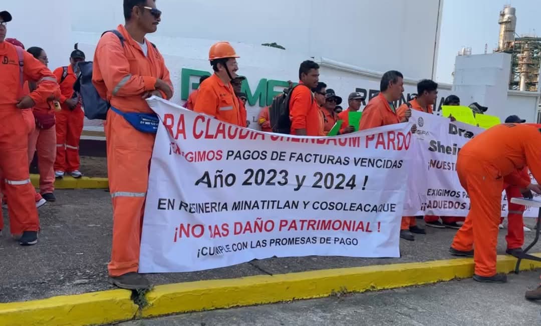 Empresas cumplen 24 horas en paro frente a refinería de Minatitlán; exigen pagos de Pemex