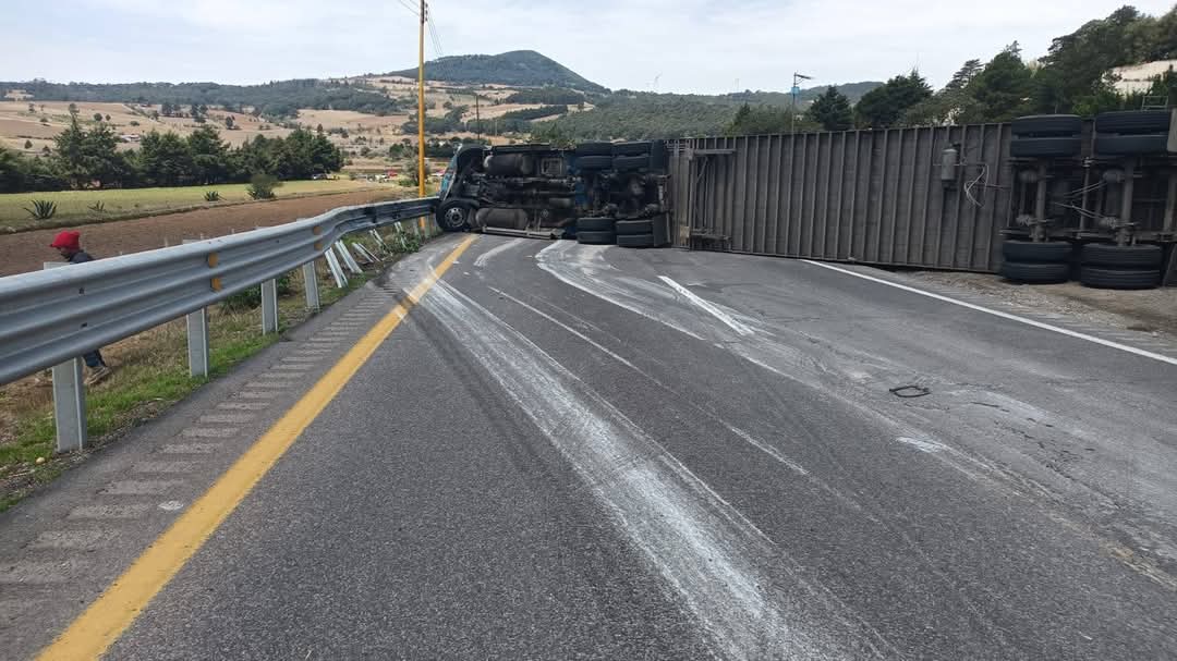 Cierra autopista Orizaba–Puebla por volcadura de tráiler; saquean carga