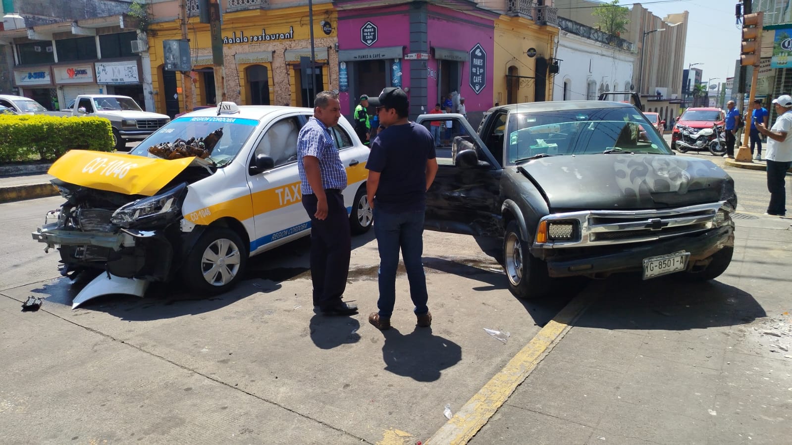 Un lesionado en choque de taxi y auto particular en Córdoba
