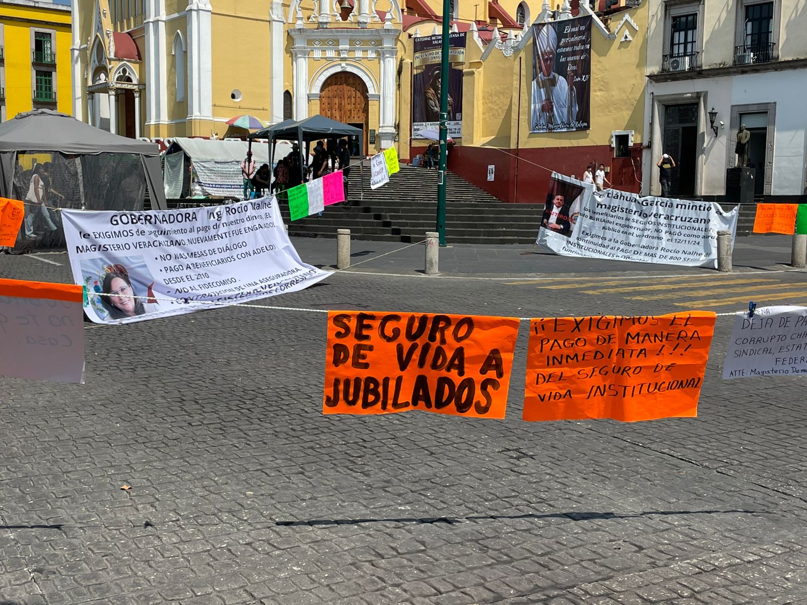 Familiares de docentes jubilados exigen a Cuitláhuac dar cuentas del pago pendiente de seguro institucional