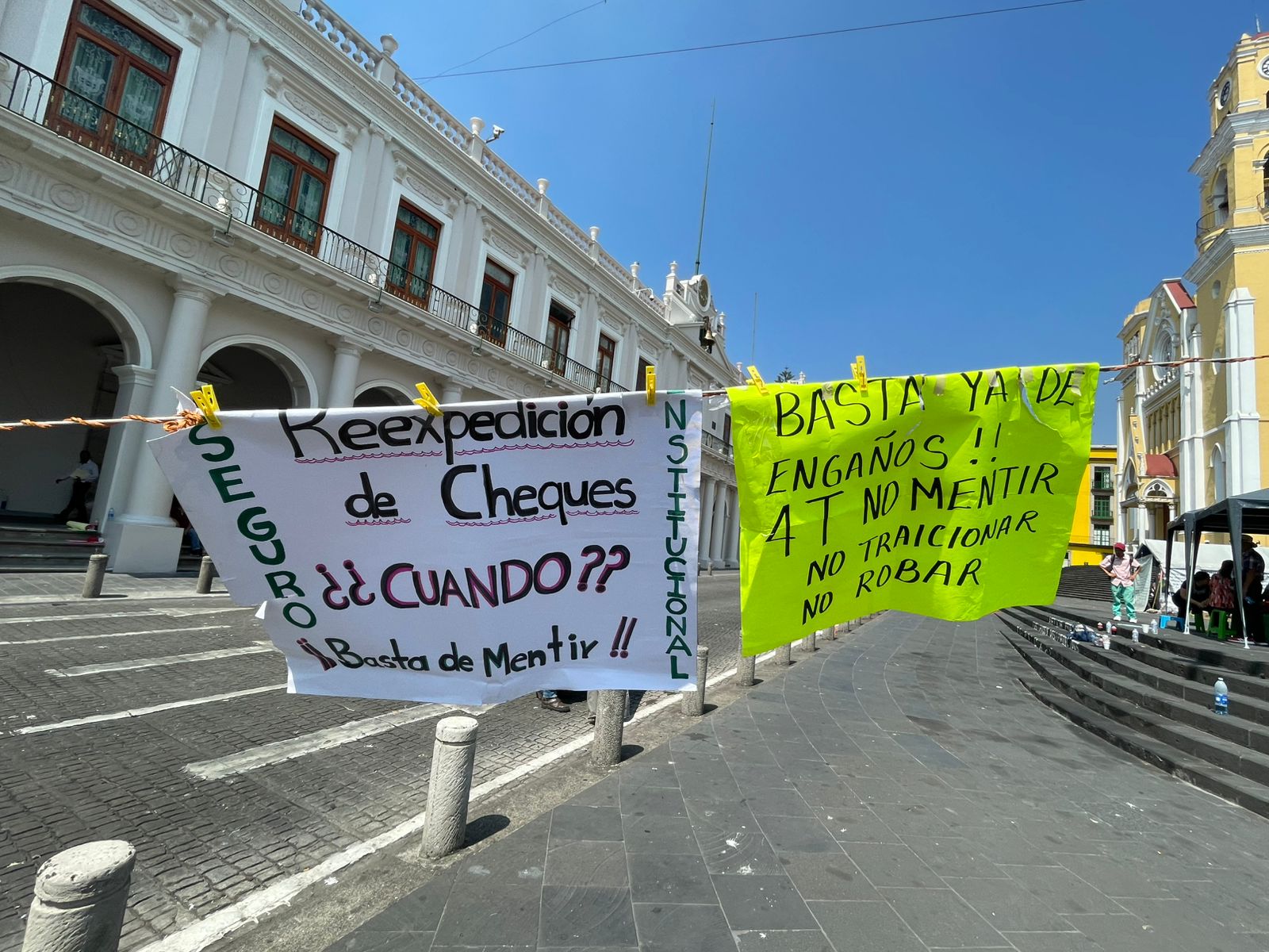Jubilados levantan plantón en Plaza Lerdo
