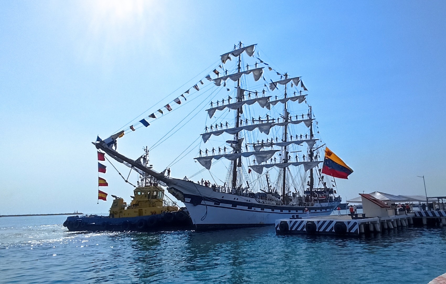 Buque Simón Bolívar guarda minuto de silencio por jóvenes fallecidos en Buque Cuauhtémoc