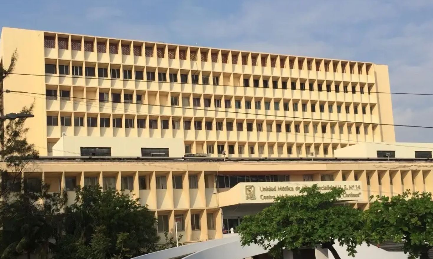 Paciente en estado grave tras arrojarse del segundo piso del IMSS en Veracruz