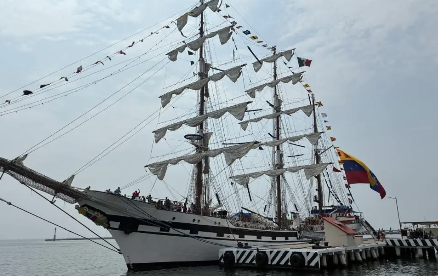 Abren al público el buque escuela Simón Bolívar en el puerto