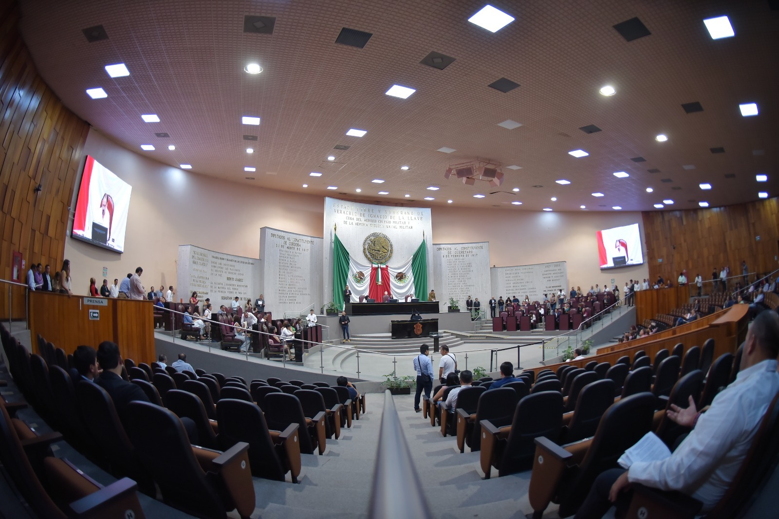 Congreso de Veracruz entra en receso tras reclamos por falta de protocolo y retraso de sesión