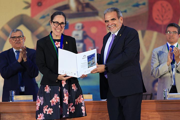 UV reconoce excelencia con Medalla al Mérito, en el marco de la FILU