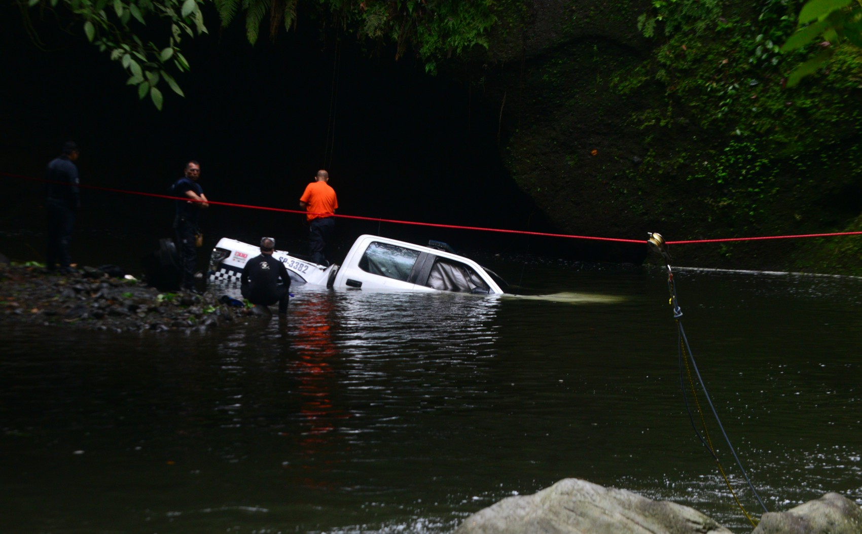 Patrulla de la SSP cae a barranca en Teocelo con 6 elementos; dos murieron