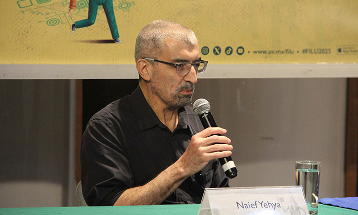 Naief Yehya presentó El planeta de los hongos en la FILU 2025