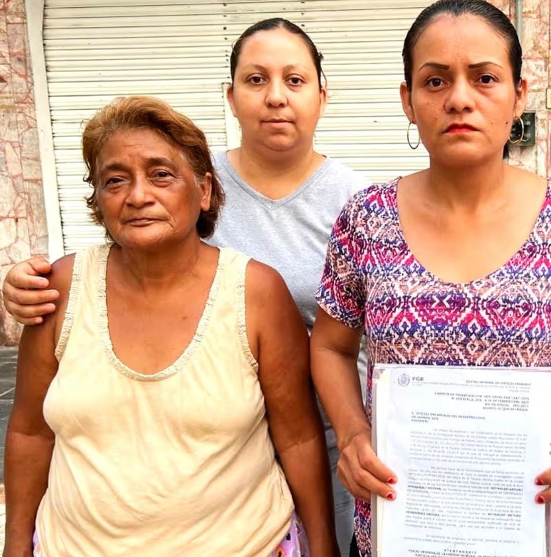 Familiares de joven asesinado acusan a candidato de Morena en Jamapa y bloquean puente en jornada electoral