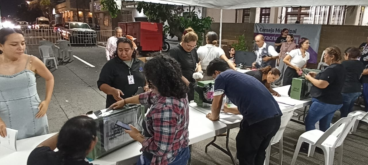 Funcionarias de casilla confirman baja participación ciudadana en comicios en Veracruz