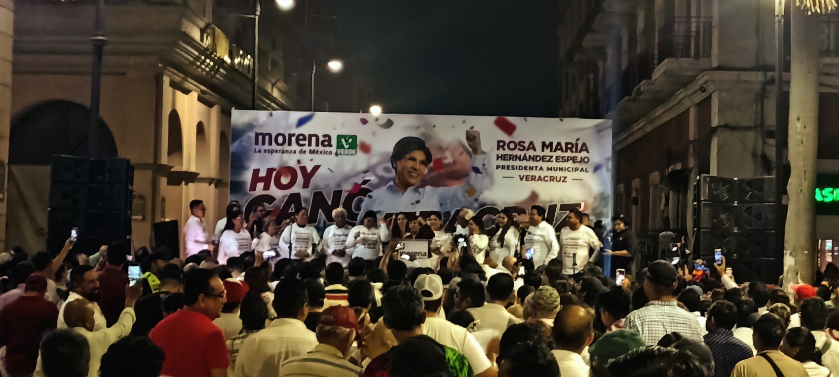 Rosa María celebra su triunfo en el Centro Histórico de la ciudad de Veracruz