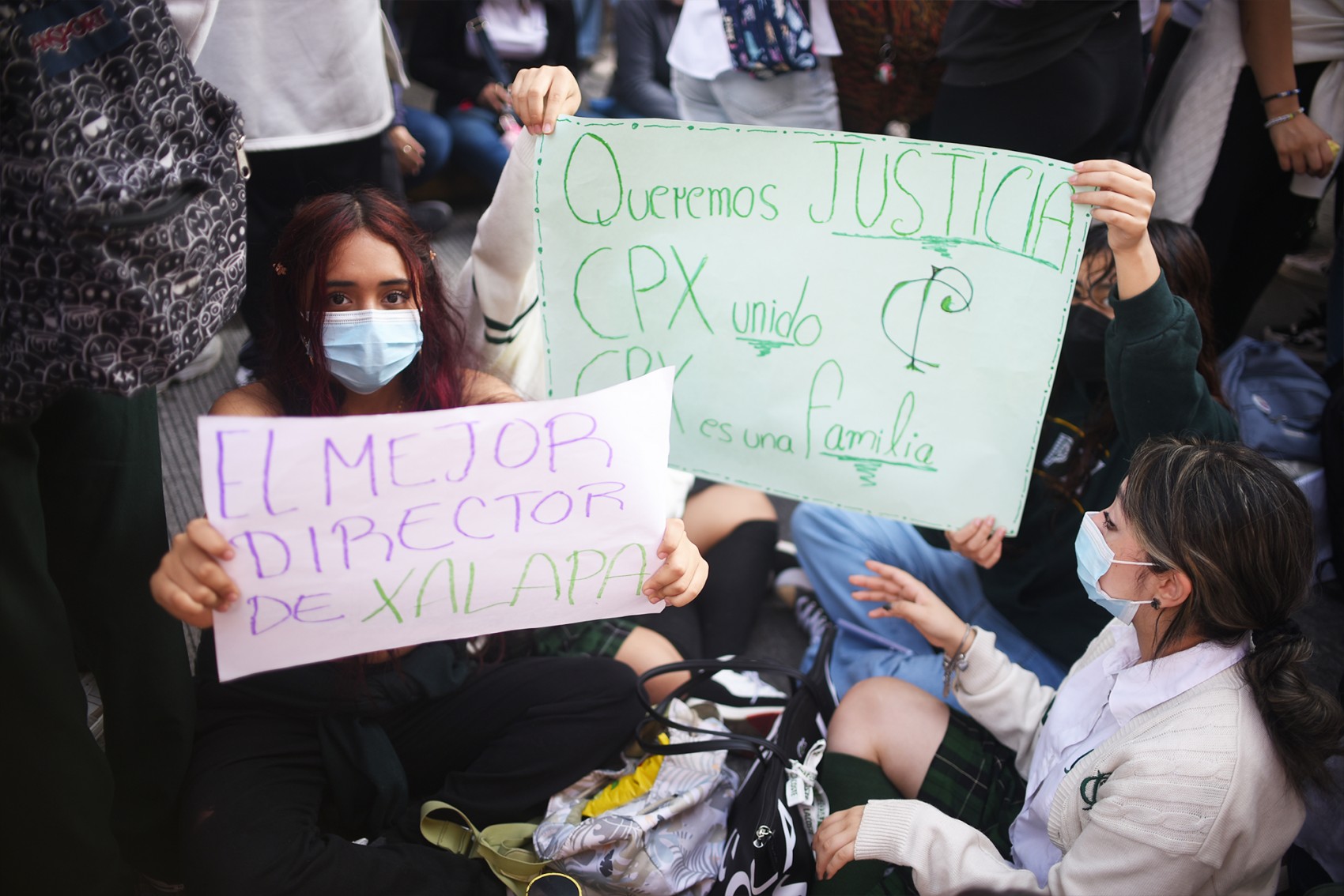 Padres y estudiantes protestan por destitución de director en Prepa Juárez