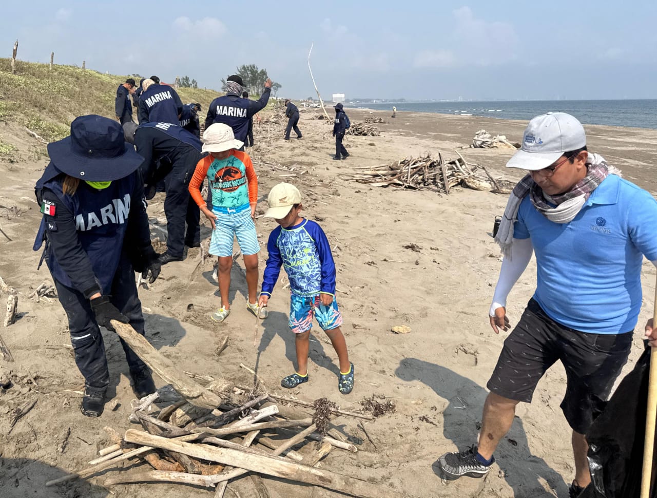 Marina participa en la Campaña Nacional de Limpieza de Playas y Costas en el estado de Veracruz