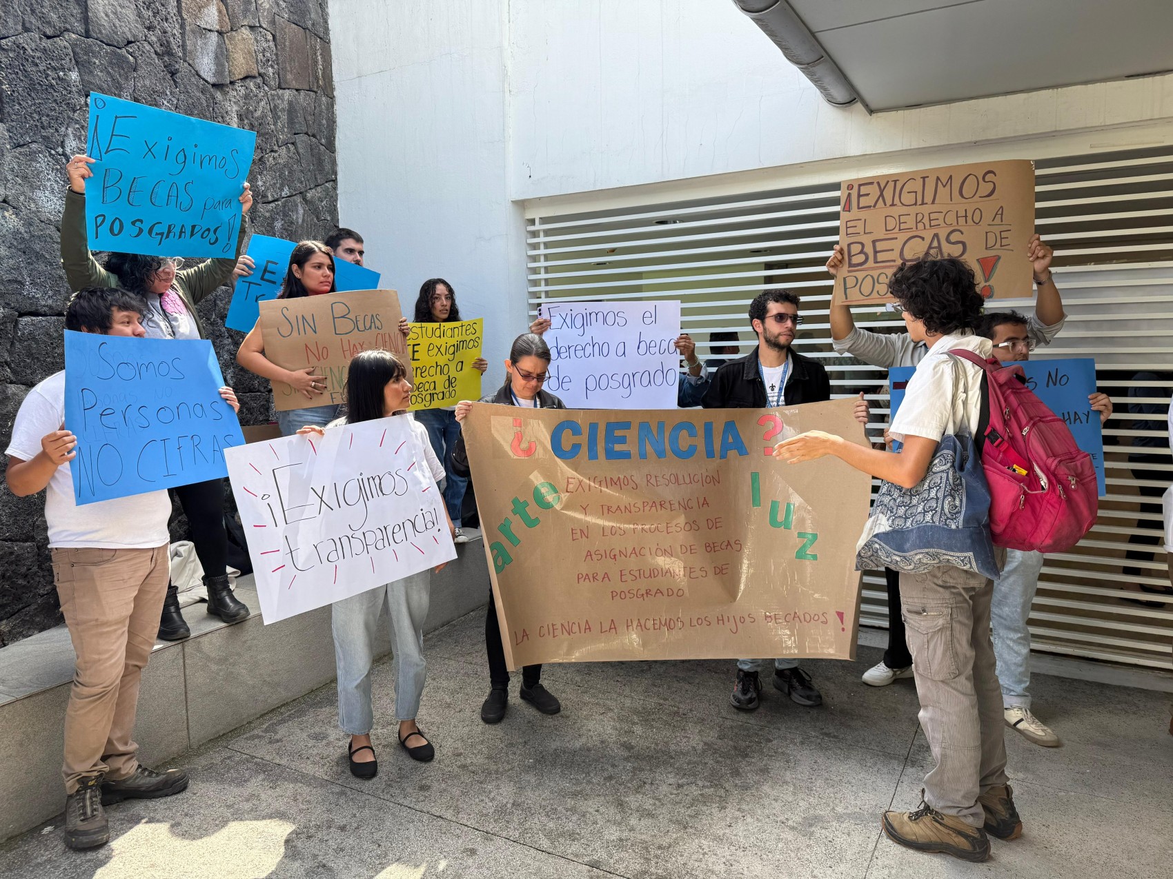 Estudiantes del Instituto de Investigaciones Cerebrales UV exigen becas a Rectoría