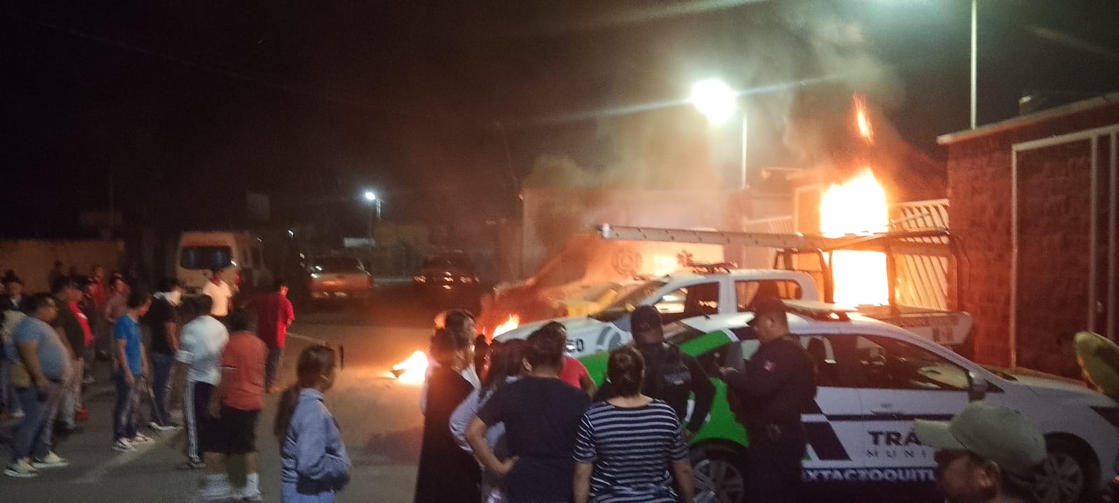 Queman neumáticos afuera de la comandancia por presuntas detenciones arbitrarias en Ixtaczoquitlán