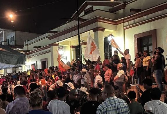 En Papantla emecistas denuncian supuesto fraude electoral que dio el triunfo a candidato de Morena