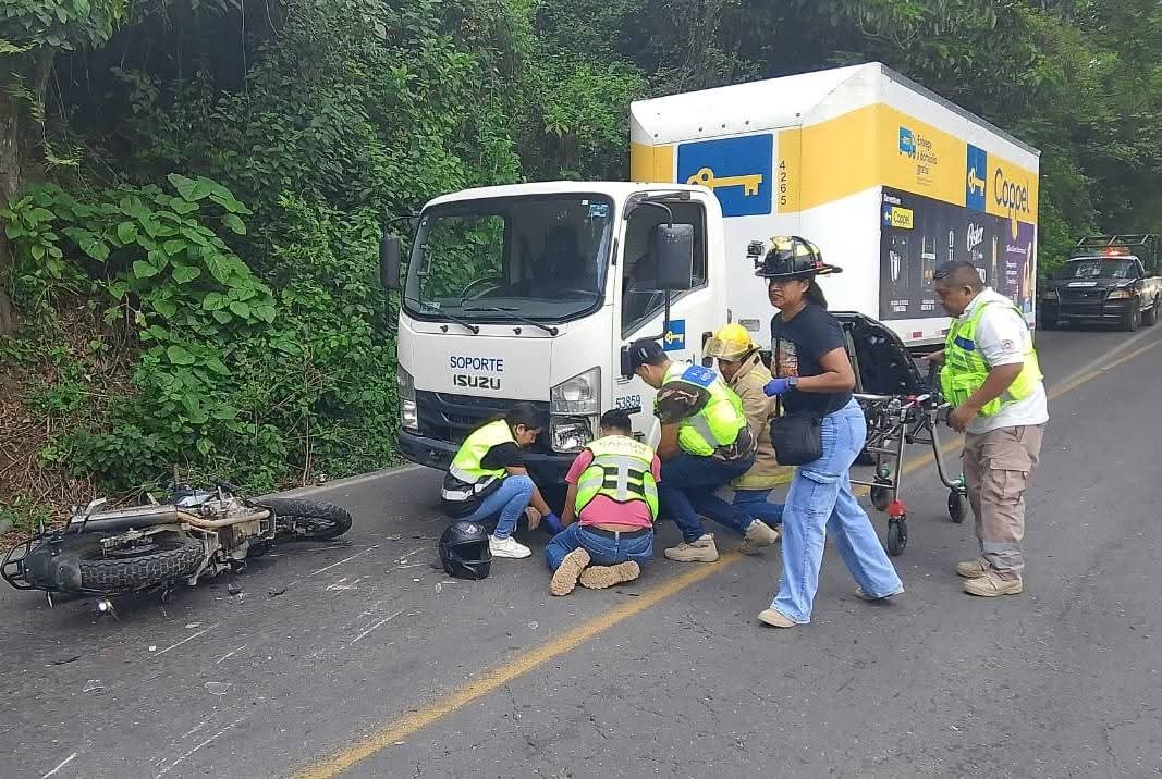 Joven motociclista grave tras chocar contra camioneta de reparto en Coscomatepec