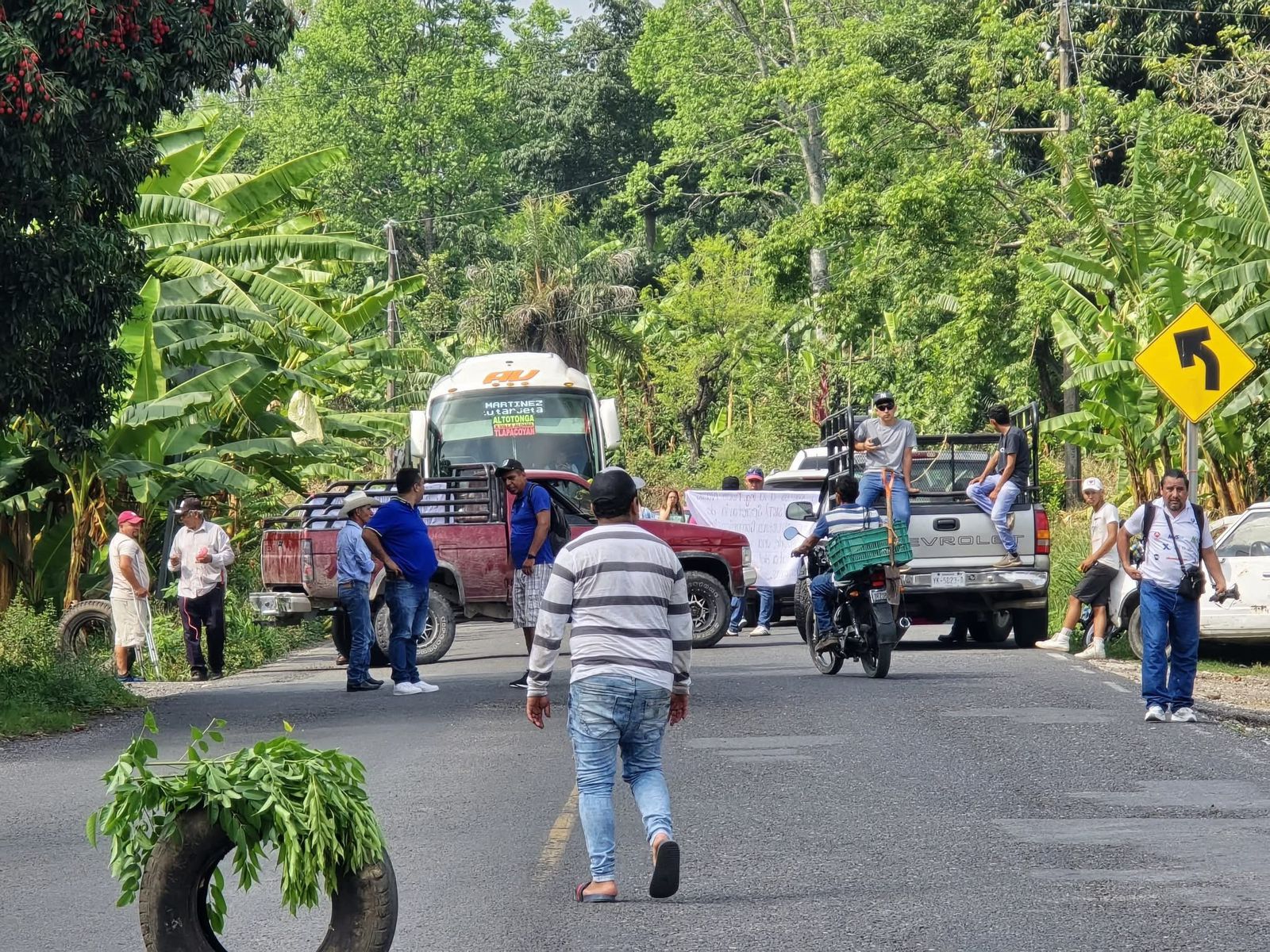 Productores bloquean carreteras federales en Veracruz; exigen reparación tras 20 años de abandono